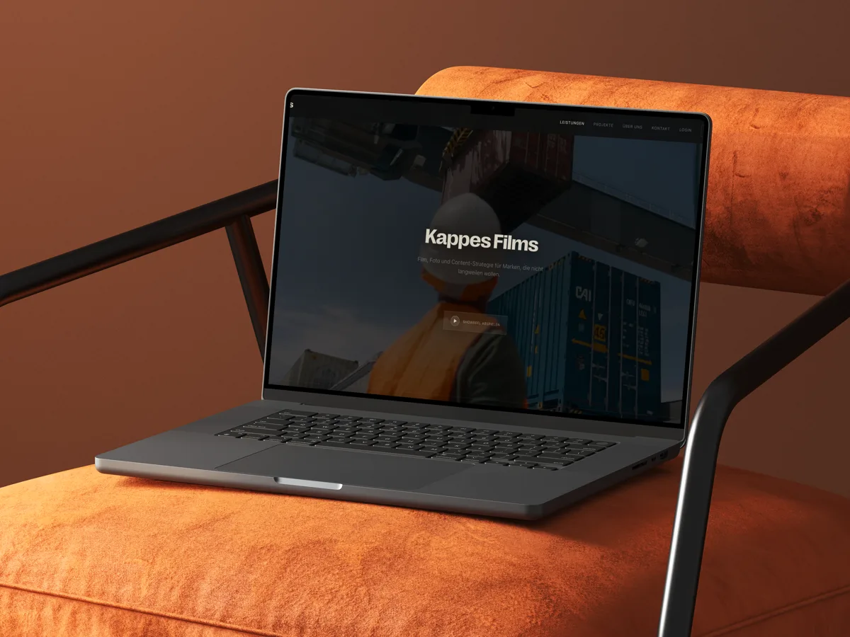 Kappes Films Website auf einem MacBook Pro — cineastisches Design auf orangefarbenem Sessel