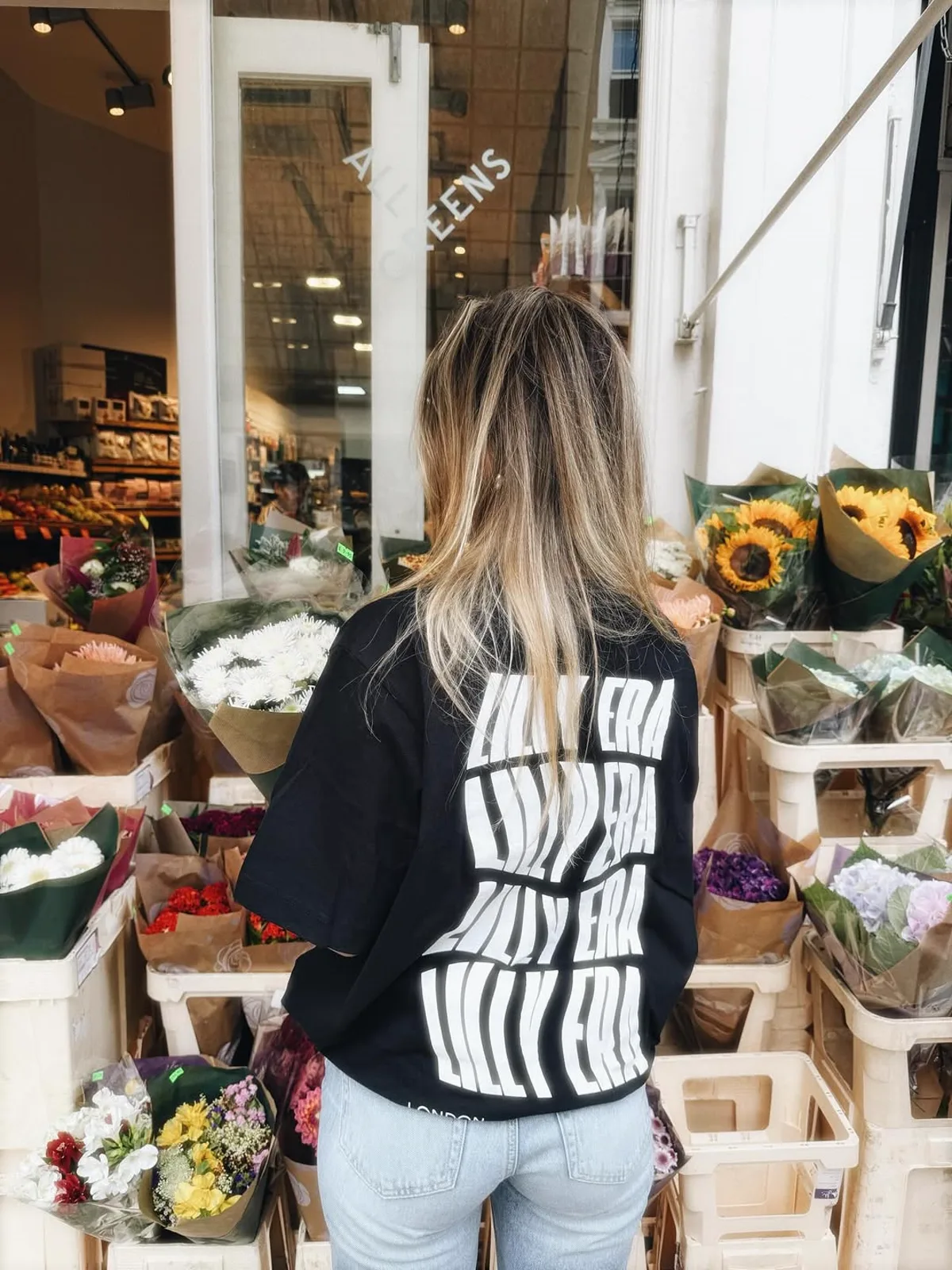 lilly era Merch auf der Strasse — London Streetwear-Kontext