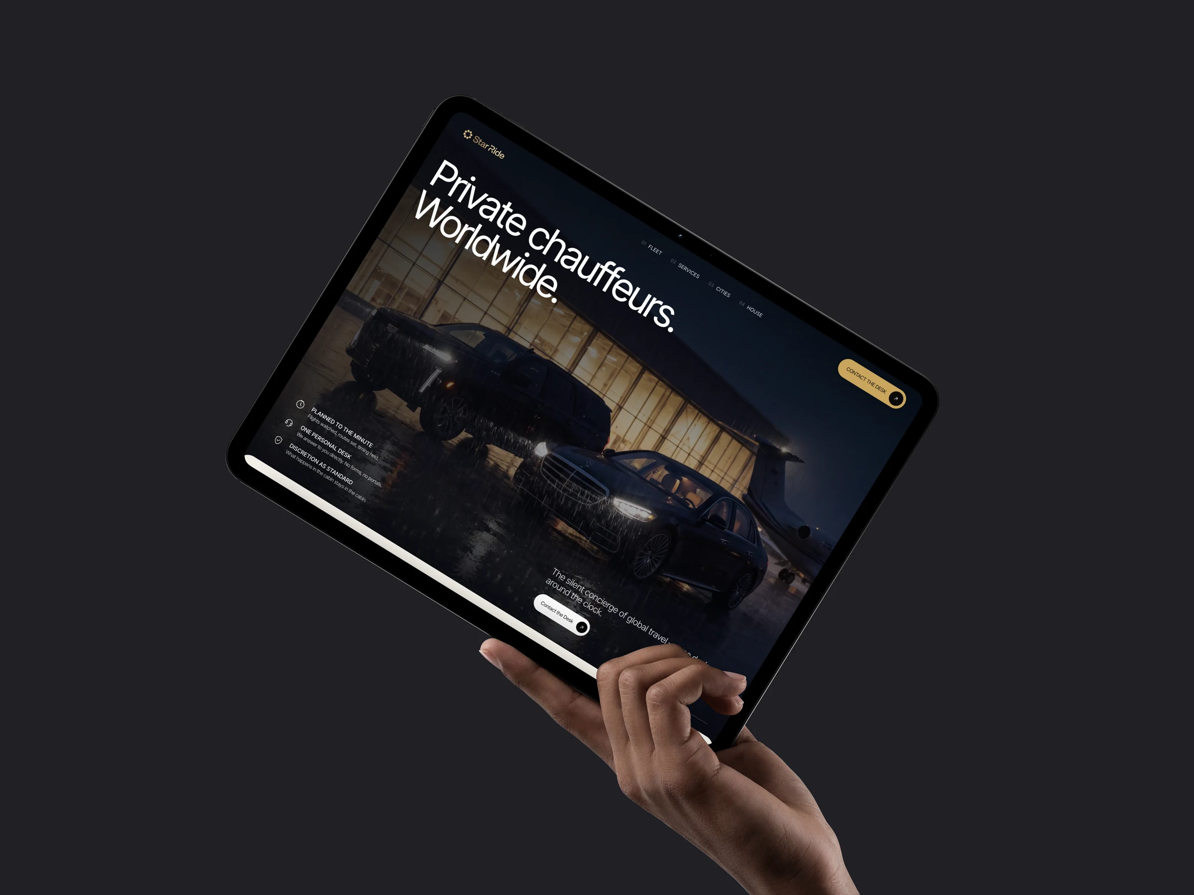 Star Ride Website auf einem iPad mit Chauffeurflotte vor einem beleuchteten Hangar bei Nacht