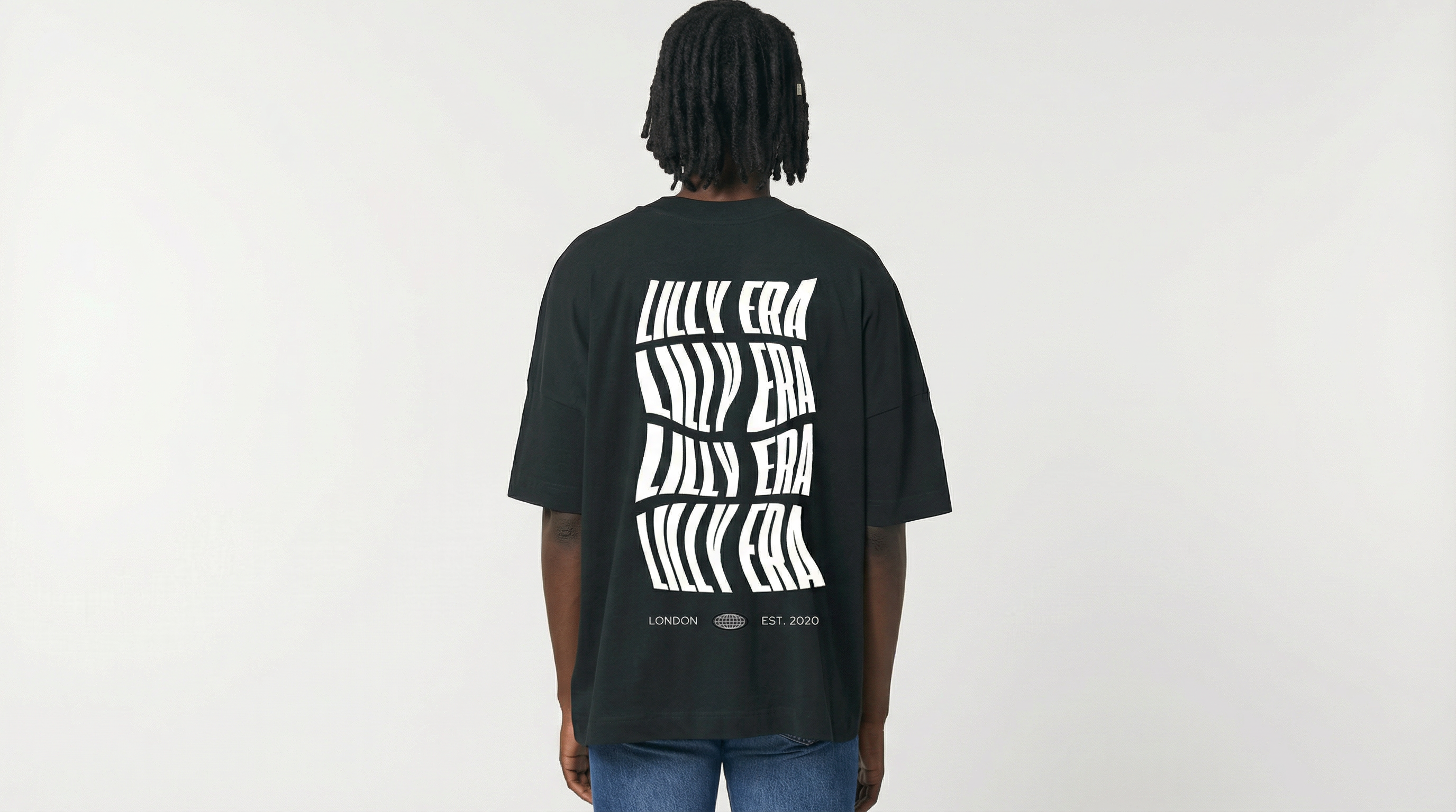 lilly era Merch — schwarzes Oversized-Shirt mit typografischem Backprint