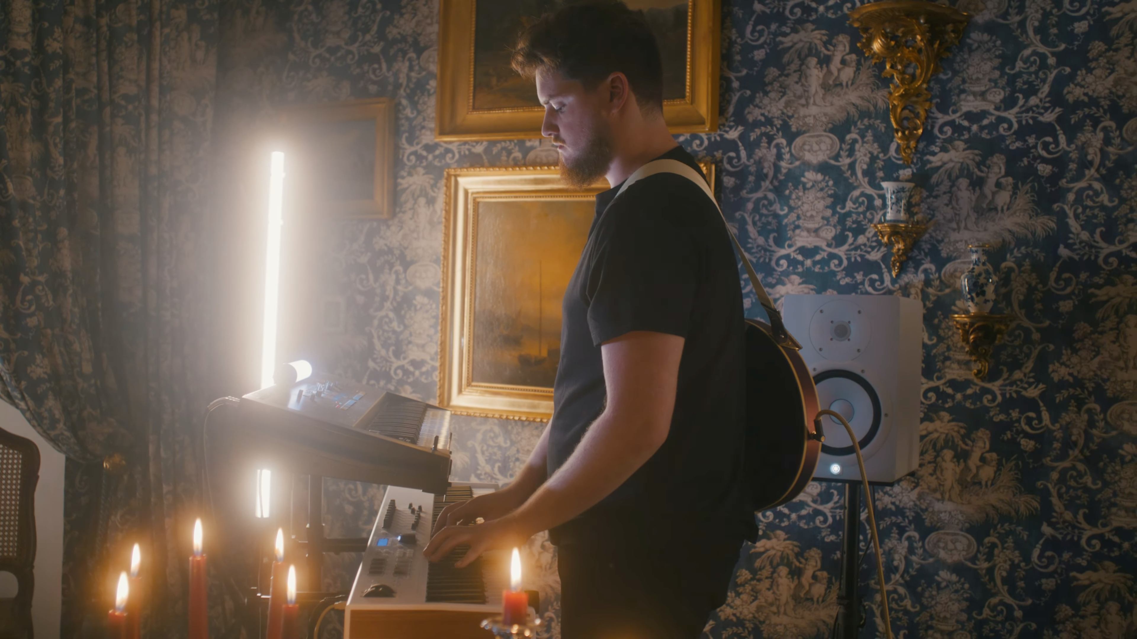 No Spirit Live Performance — Between Worlds, cineastisches Setting mit Kerzenlicht